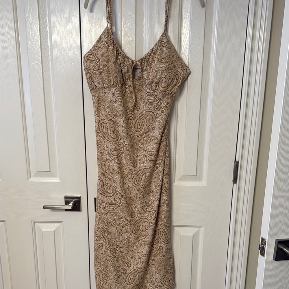 No Boundaries Tan Paisley Midi Dress - Picture 4 of 5